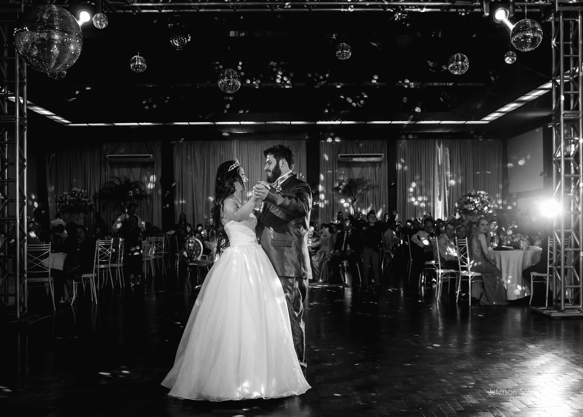 Noivos dançando a valsa