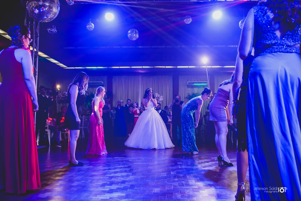 Dança da noiva com a madrinhas