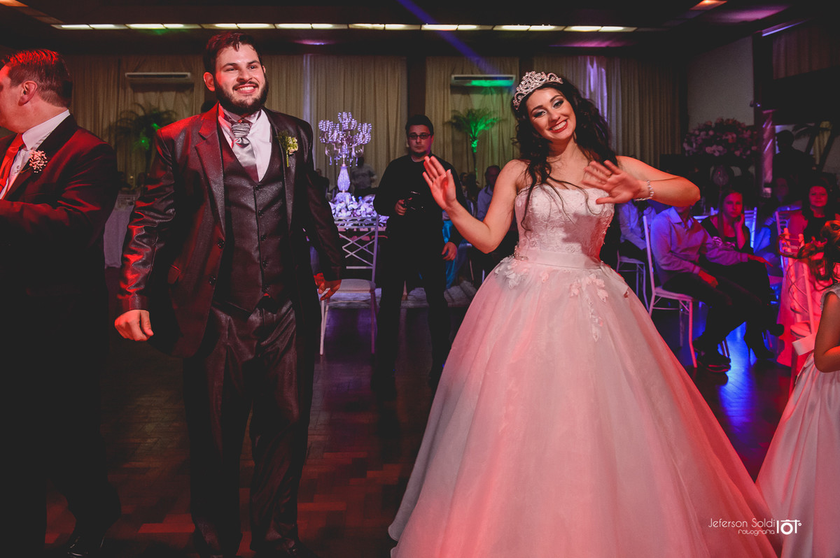 Noivos abrindo a festa e chamando os convidados para pista de dança