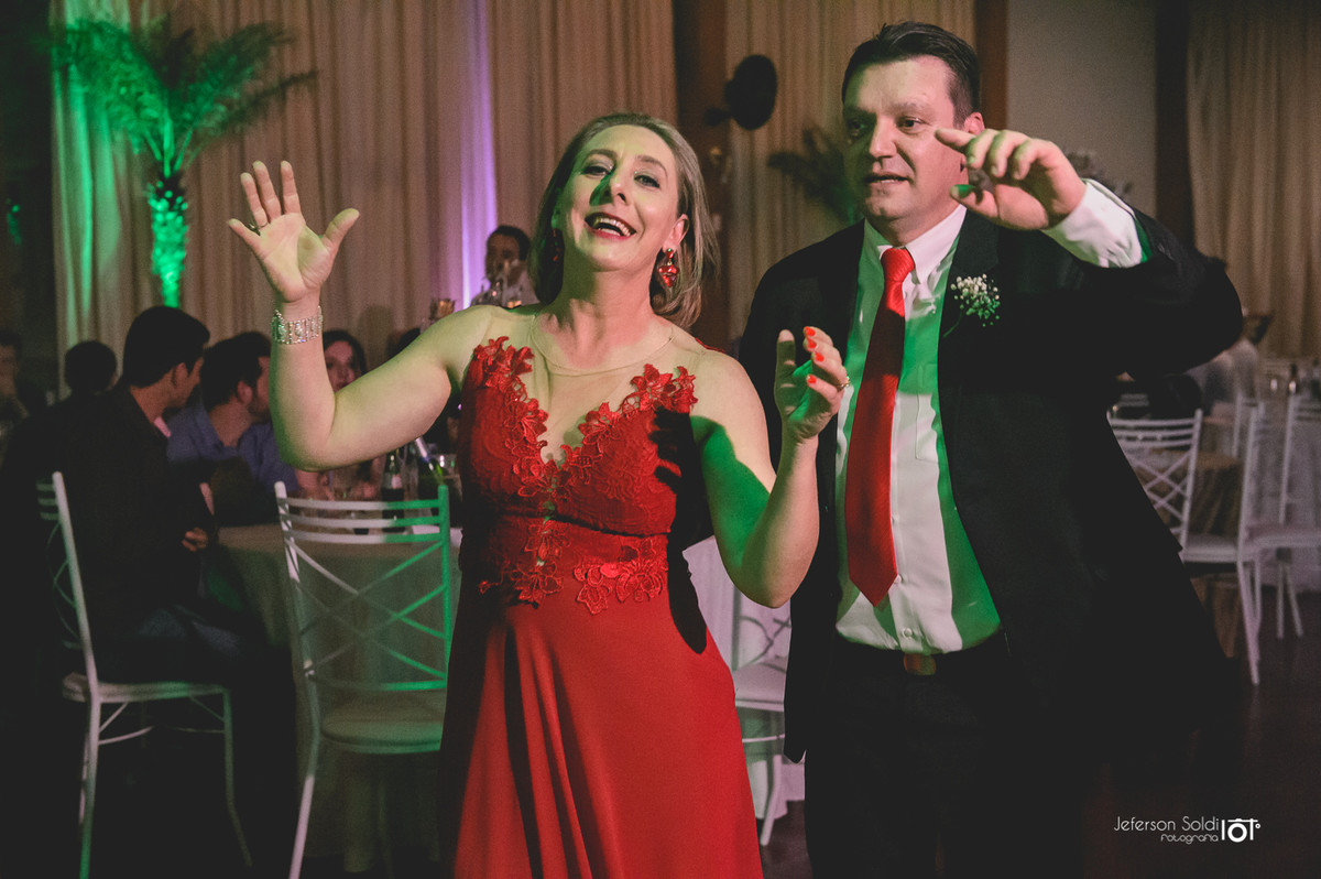 Pais da noiva dançando
