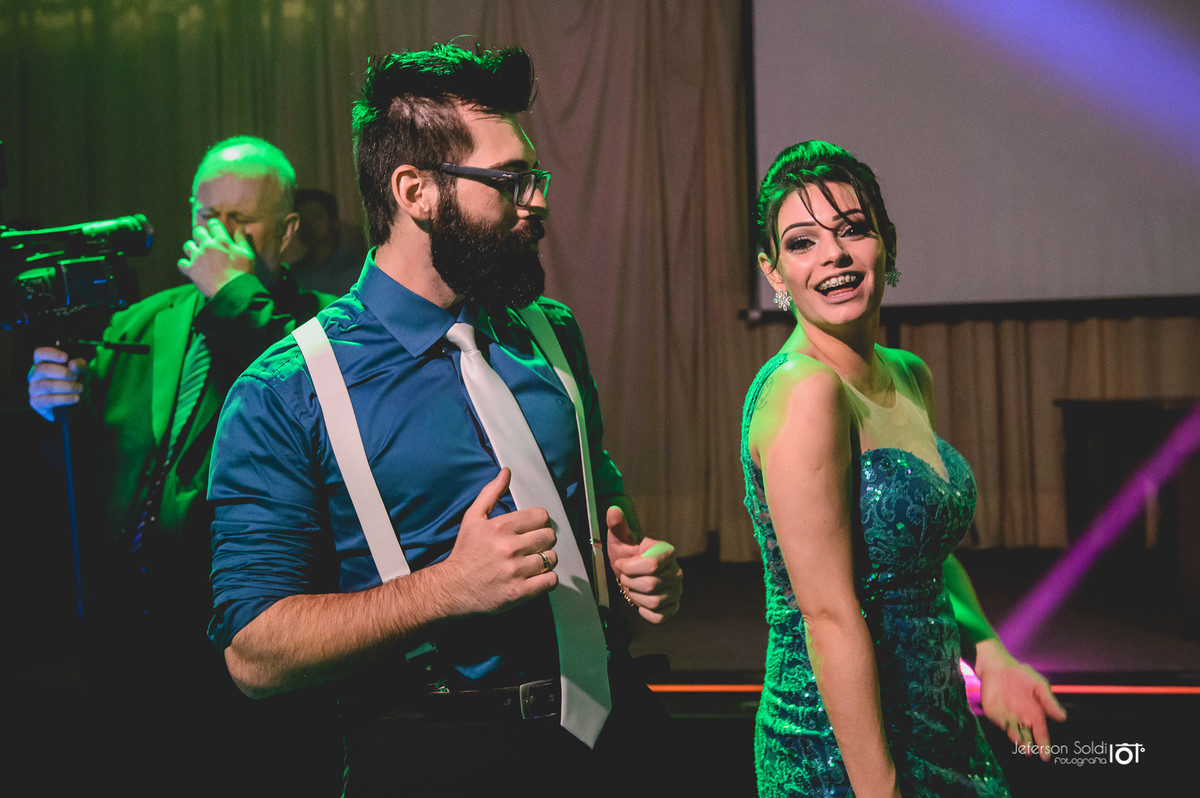 casal de padrinhos dançando