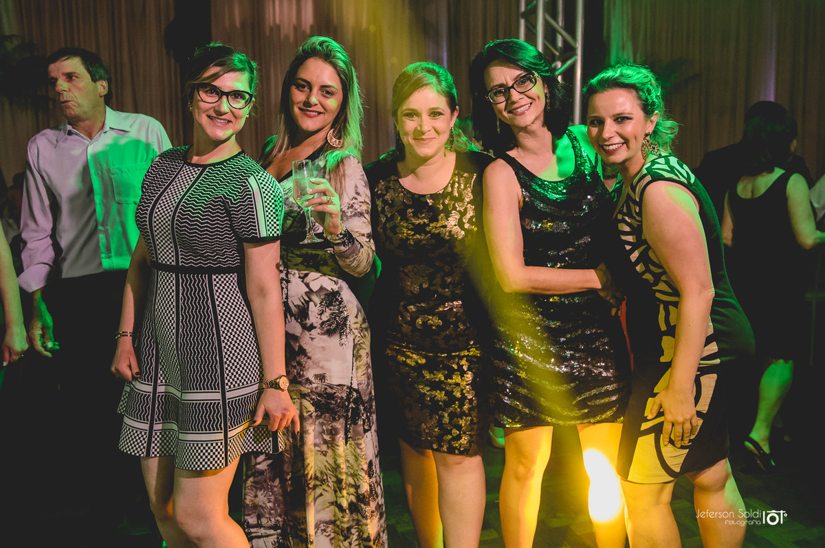 Primas do noivo na pista de dança