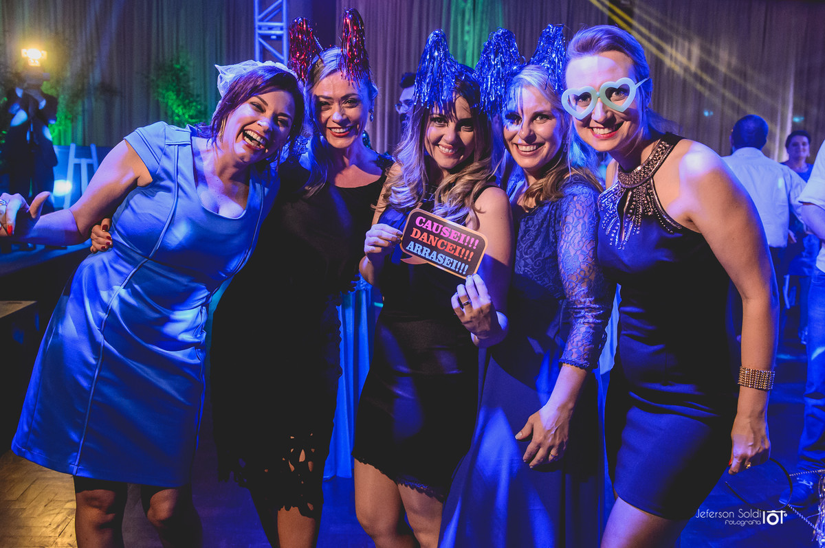 Amigas da noiva na pista de dança