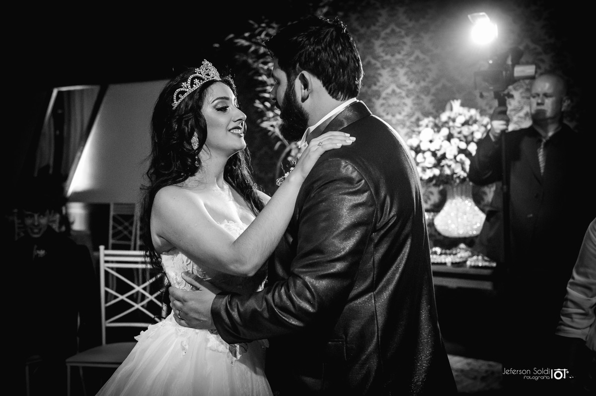 Noivos na pista de dança