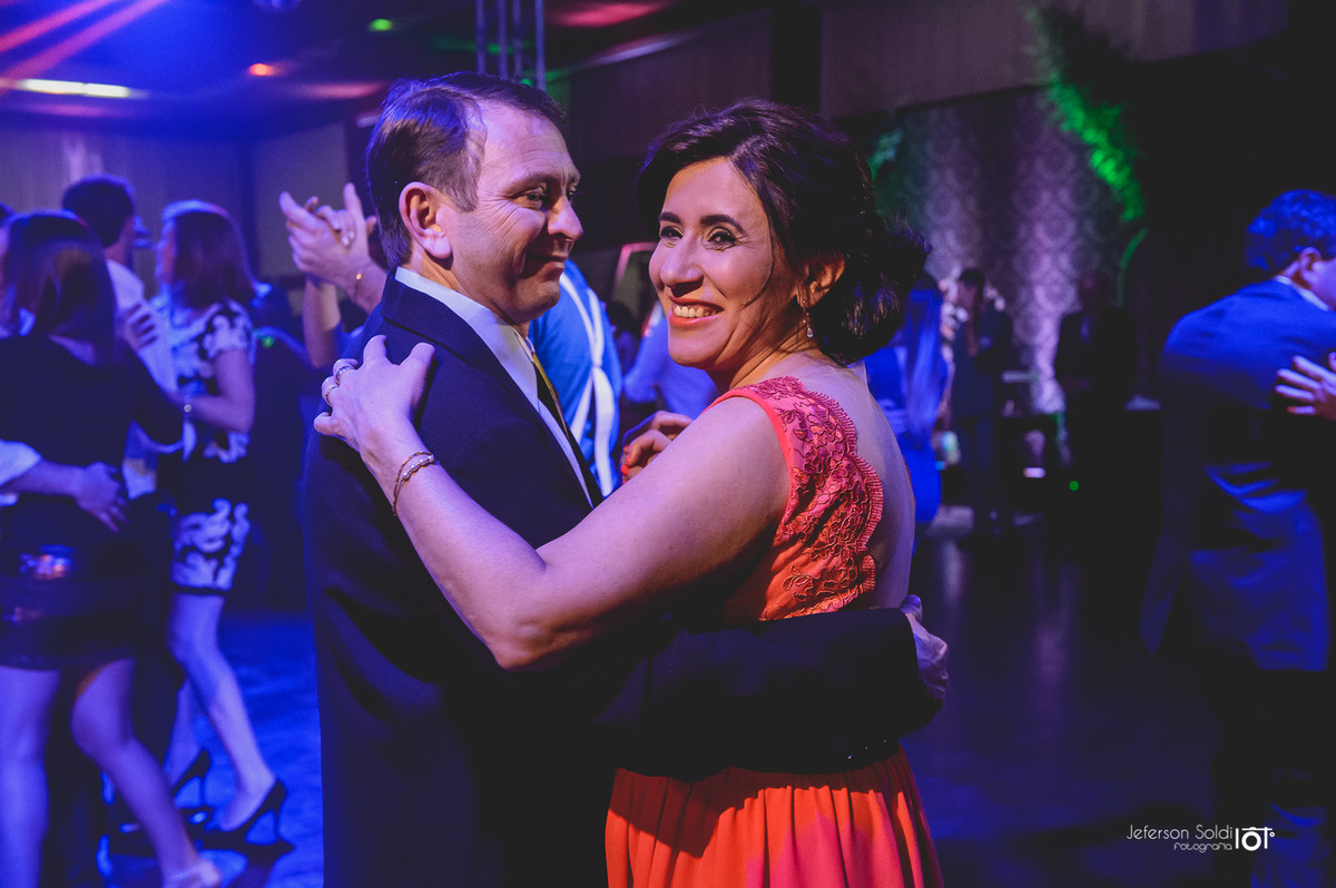 Casal de padrinhos dançando