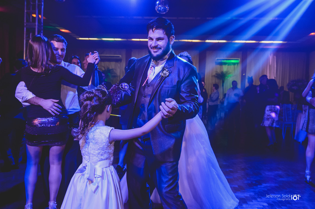 Noivo dançando com a Dama de honra