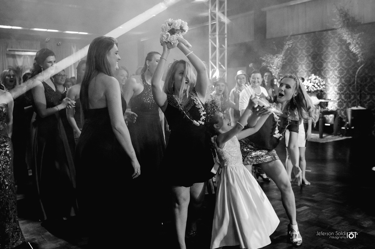 amiga da noiva pegando buquê