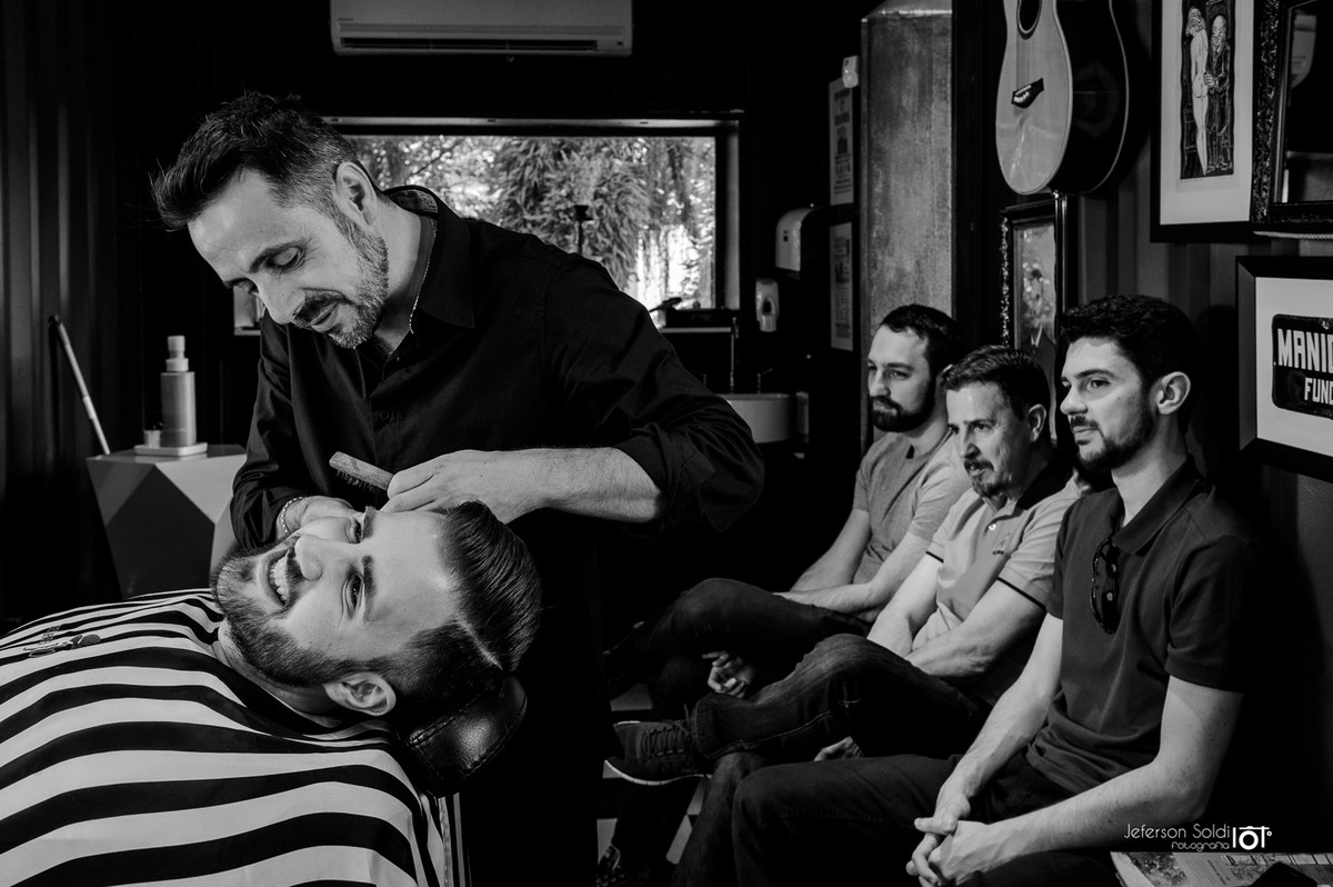 Noivo na barbearia se preparando para o casamento
