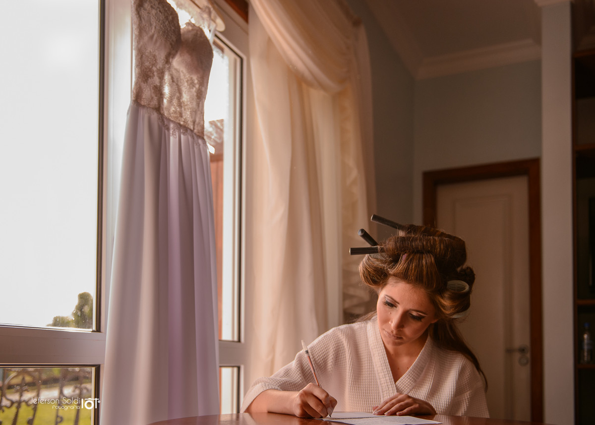 Noiva escrevendo mensagem para o noivoi