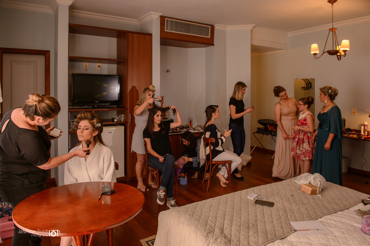 Noiva e suas madrinhas se arrumando