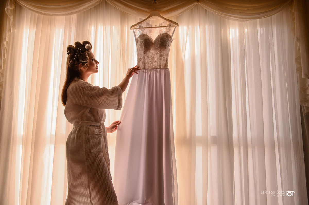 Noiva conferindo o vestido