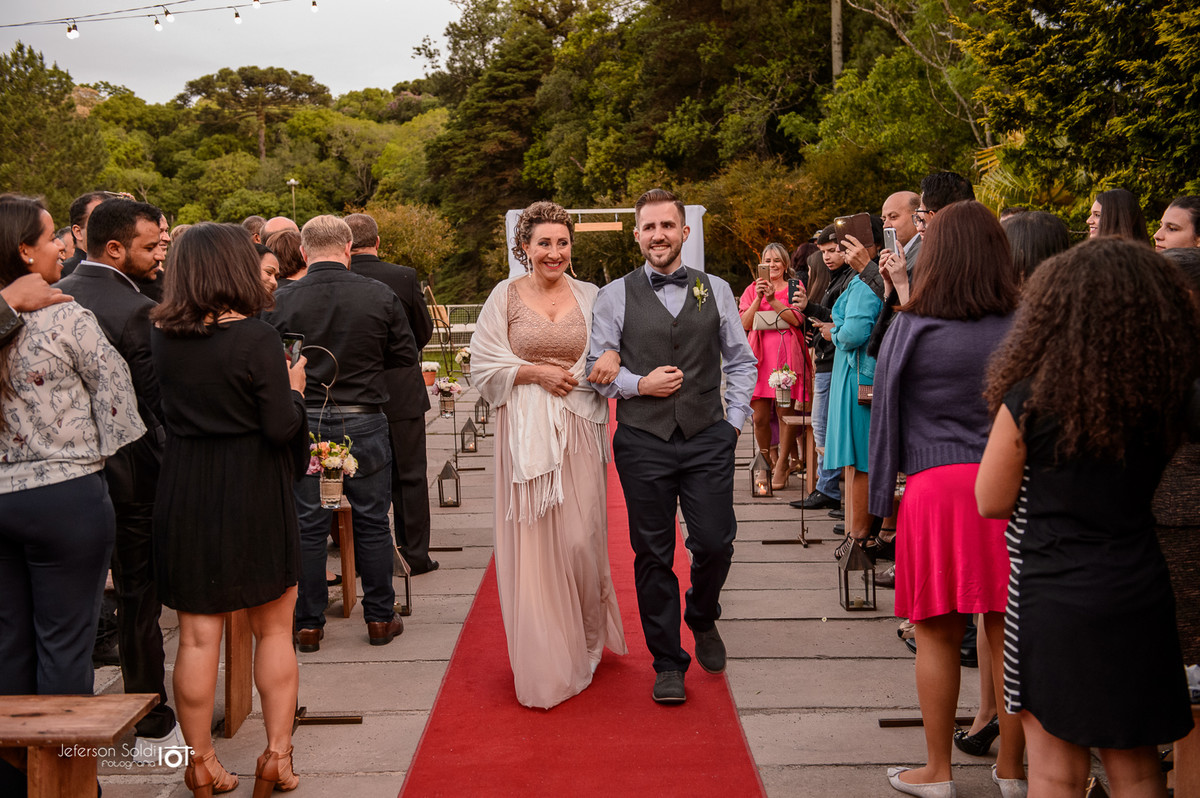 Noivo entrando na cerimônia acompanhado de sua mãe