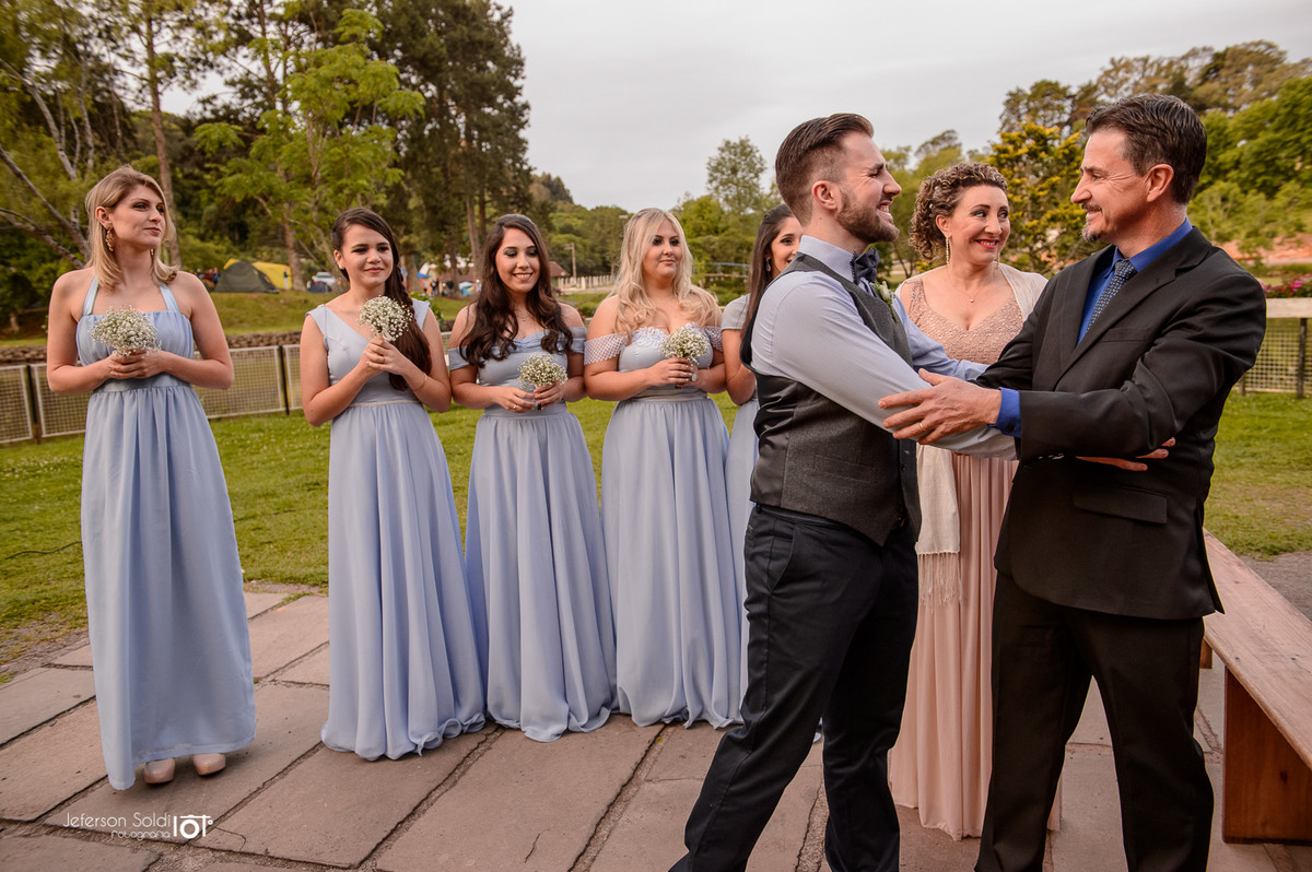 Noivo sendo cumprimentado ao chegar na cerimônia