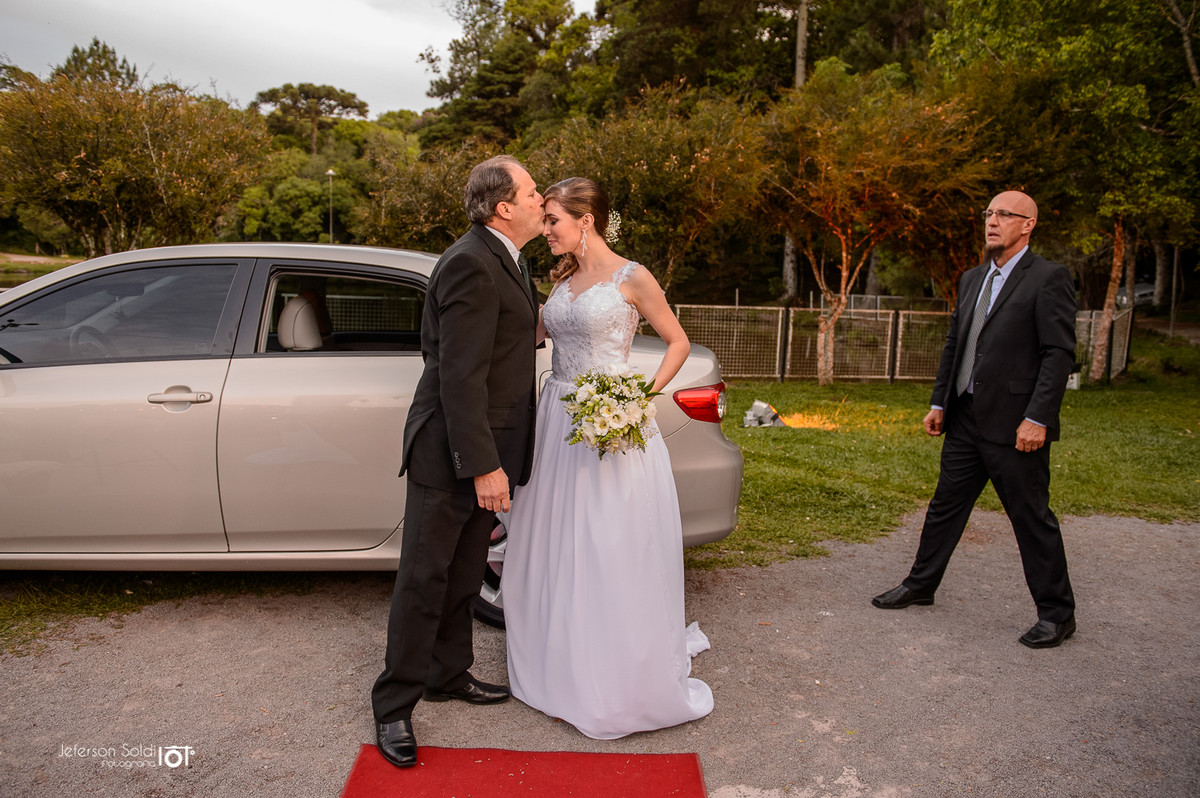Noiva sendo beijada na testa por seu pai