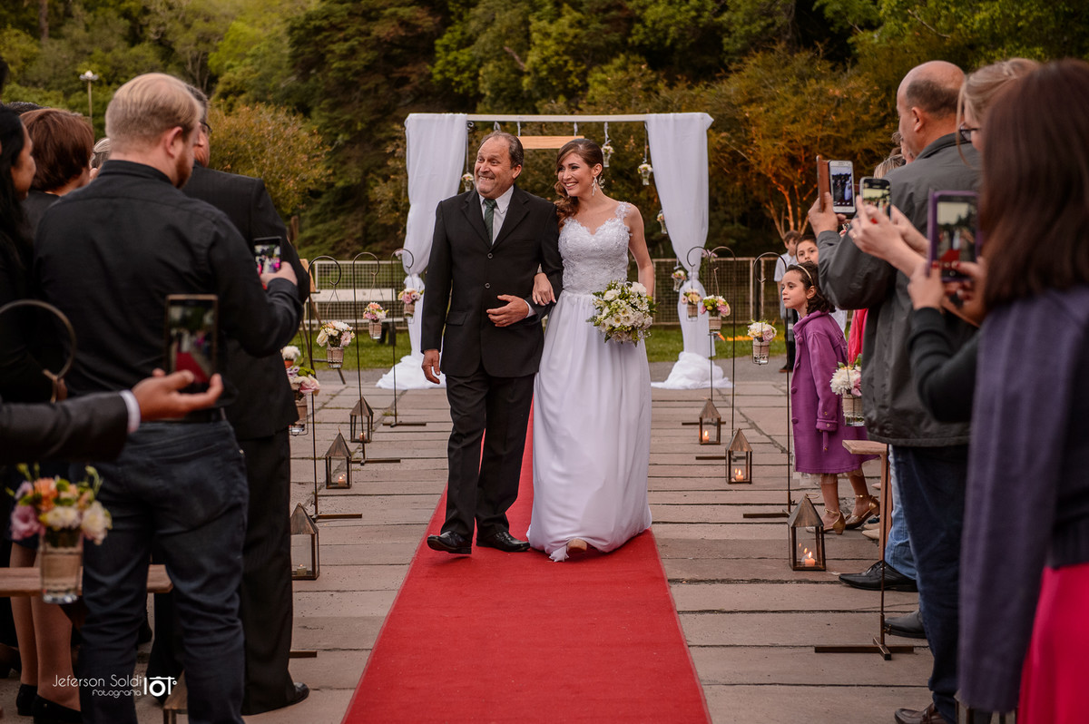 Noiva entrando na cerimônia acompanhada por seu pai