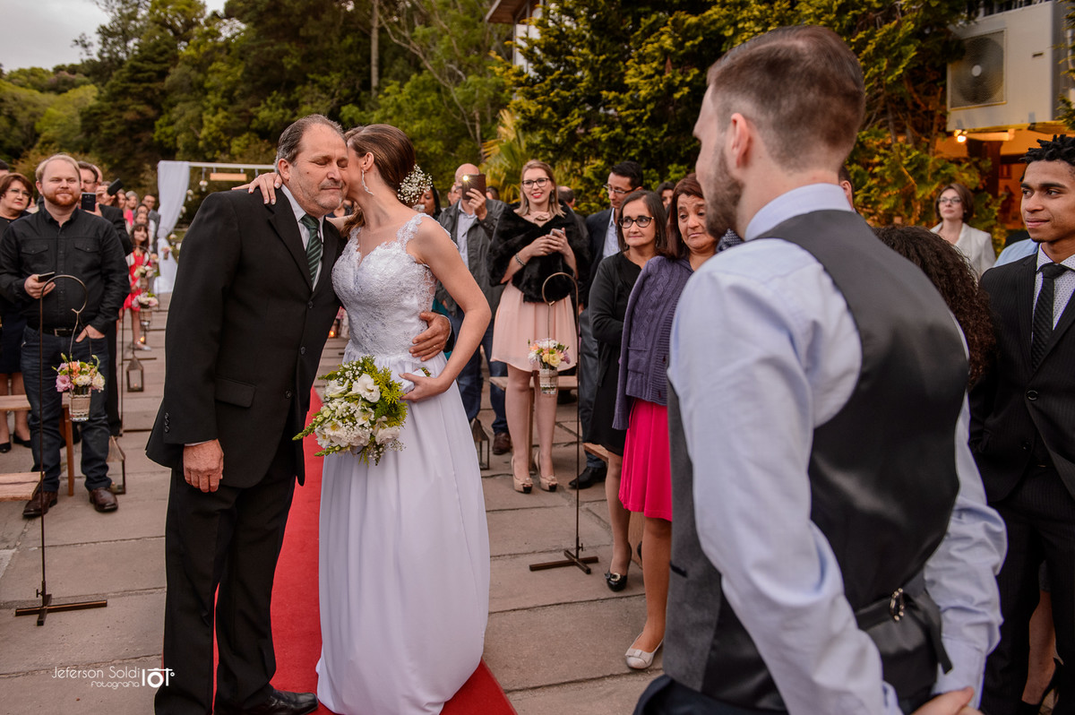 Noiva beijando o pai no altar