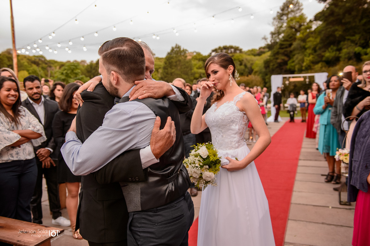 Pai da noiva abraçando o noivo