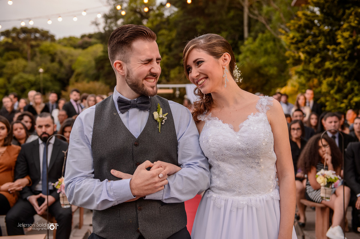 Noivos se olhando e sorrindo