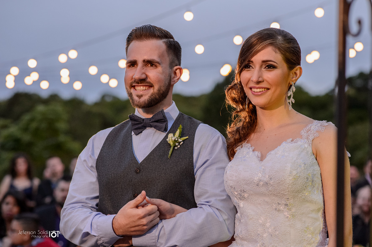 Noivos sorrindo perante o altar