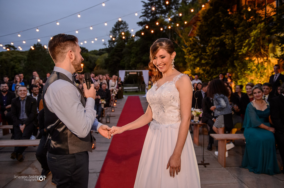 Noivo fazendo discurso para noiva