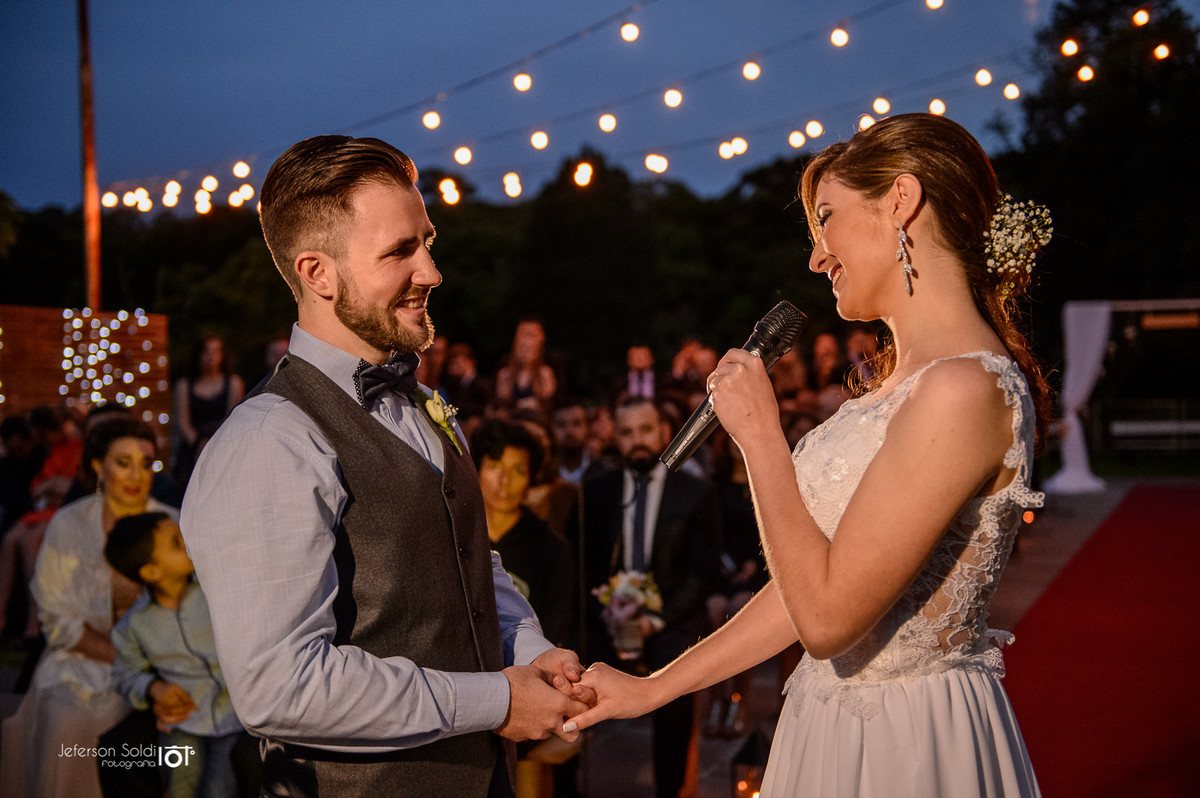 Noiva fazendo declaração ao noivo