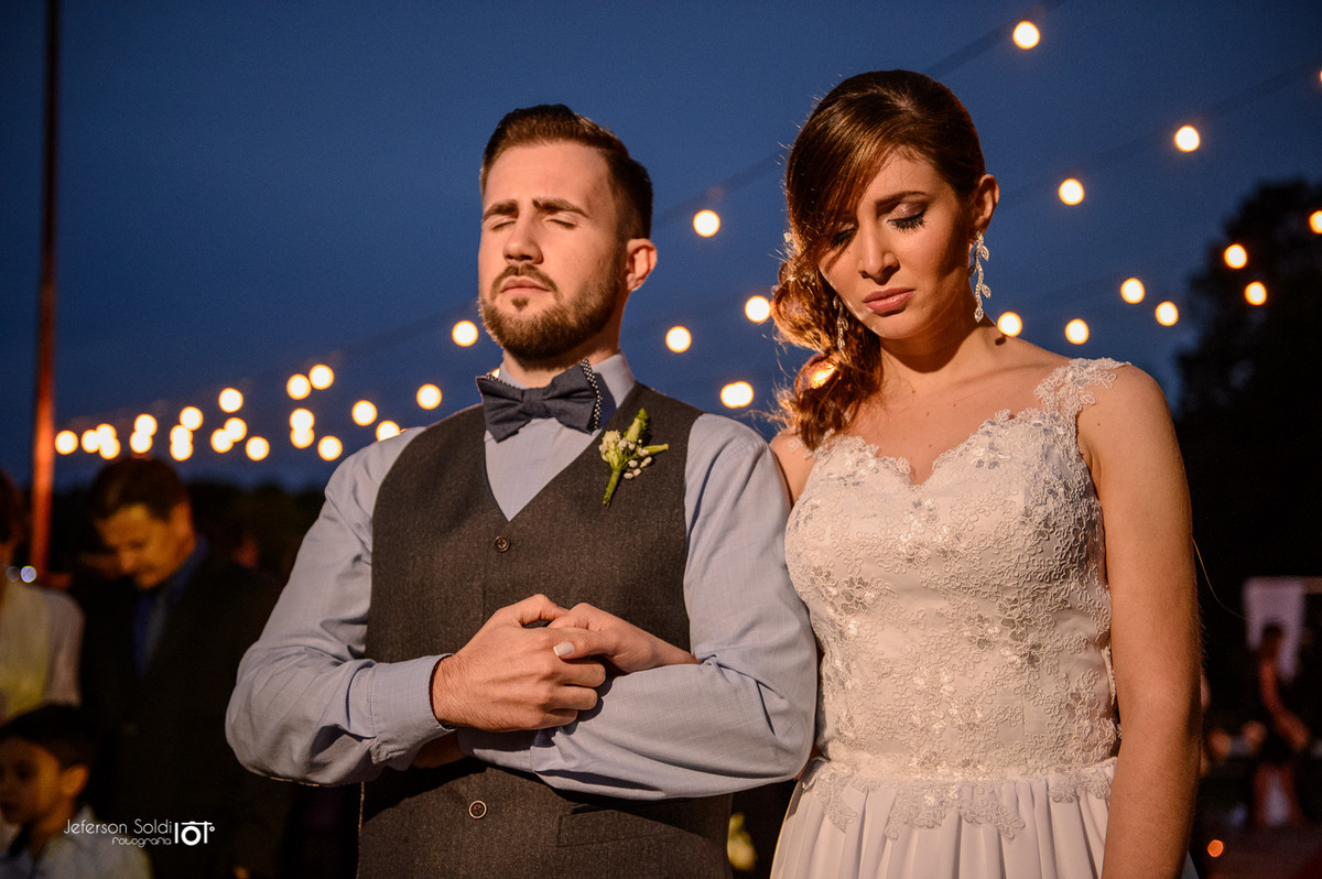 Casal de olhos fechados orando