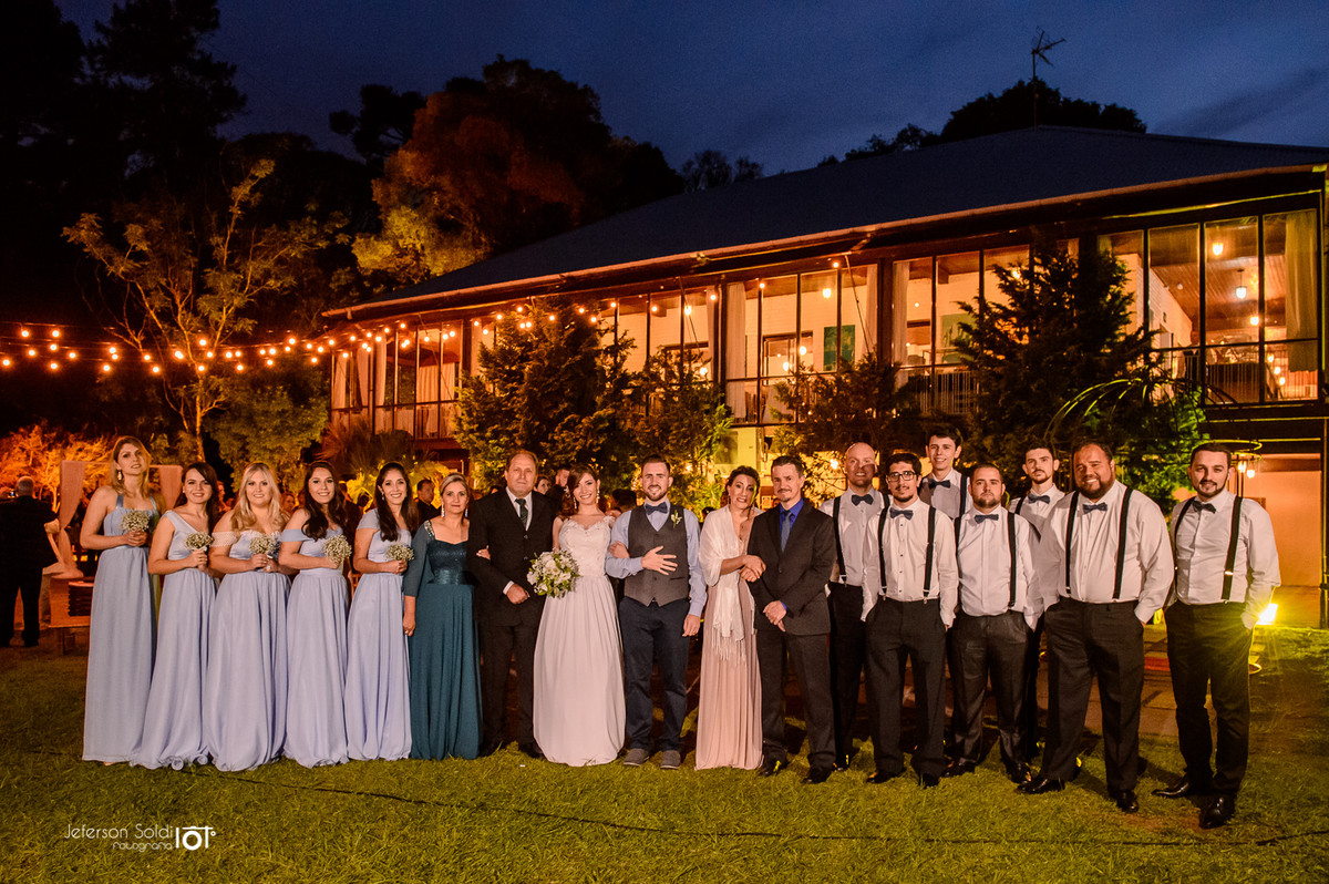 Casal entre os padrinhos e madrinhas