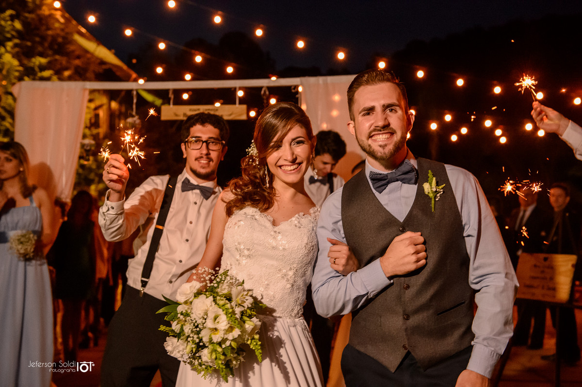 Casal feliz após a cerimônia