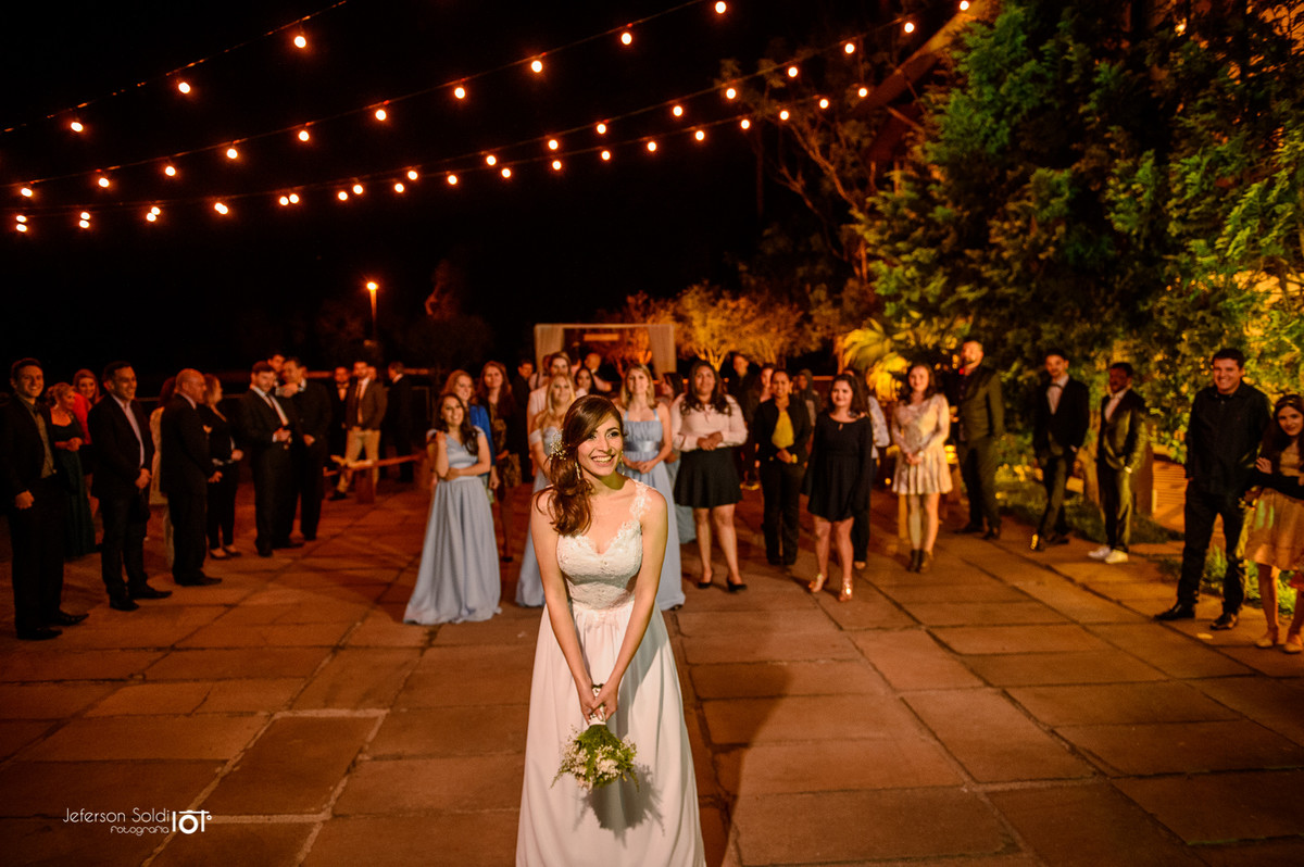 Noiva jogando o buquê