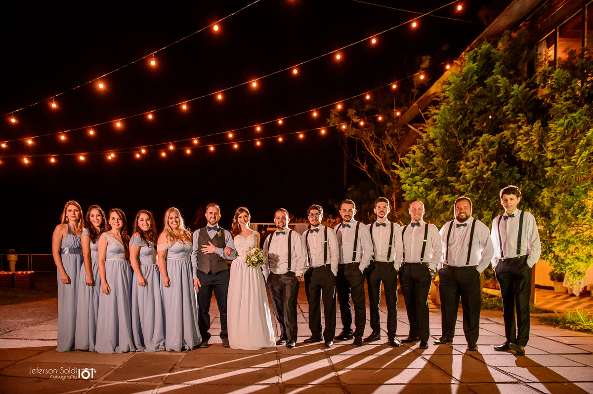 Casal posando pra foto entre os padrinhos do casamento