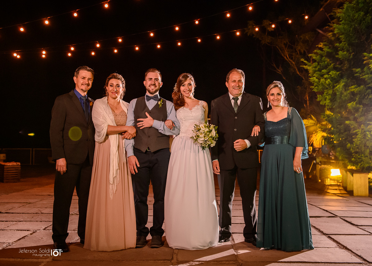 Casal posando para foto com seus pais