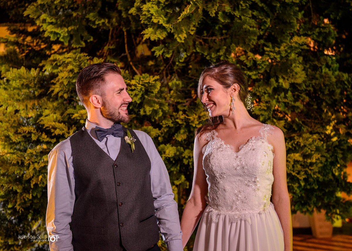 Casal se olhando e sorrindo