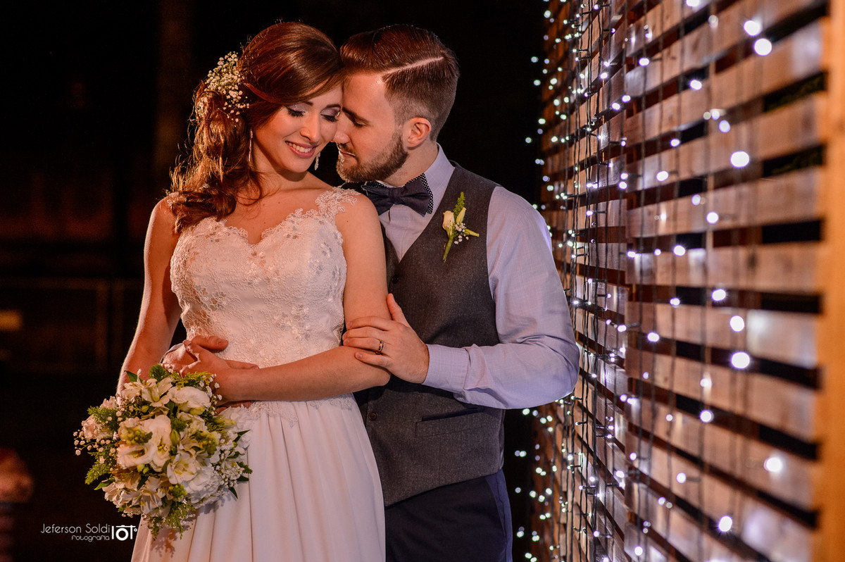 Casal sendo fotografado em momento romântico.