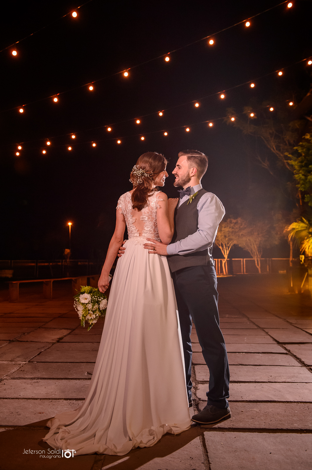 Casal se olhando sob as luzes da decoração