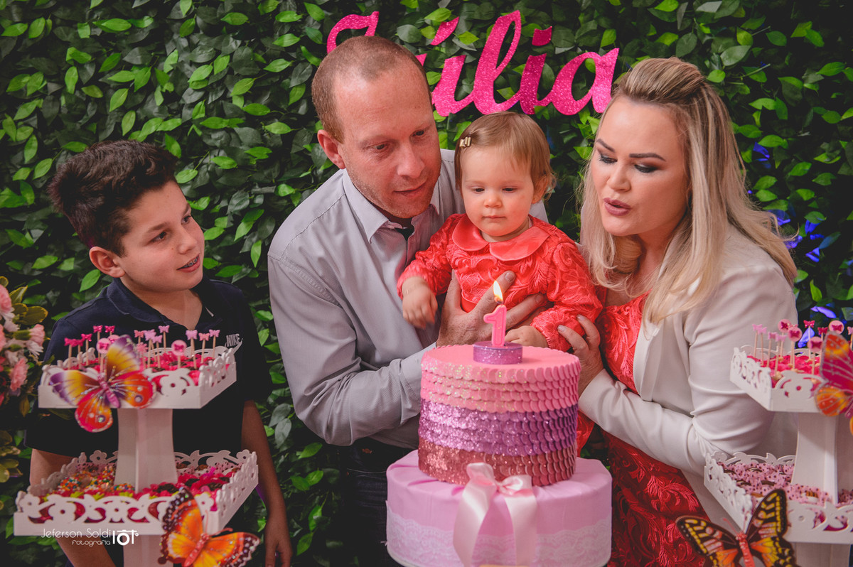 Júlia soprando as velinhas