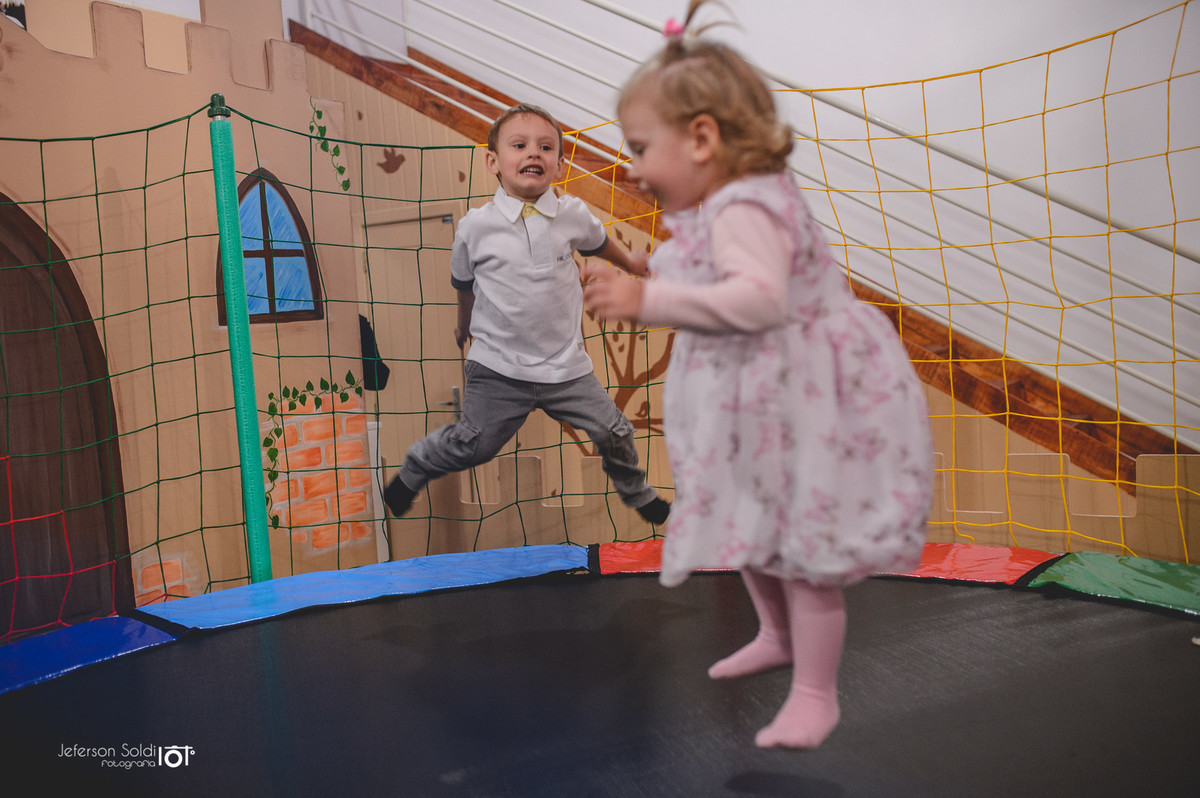 Crianças pulando na cama elástica