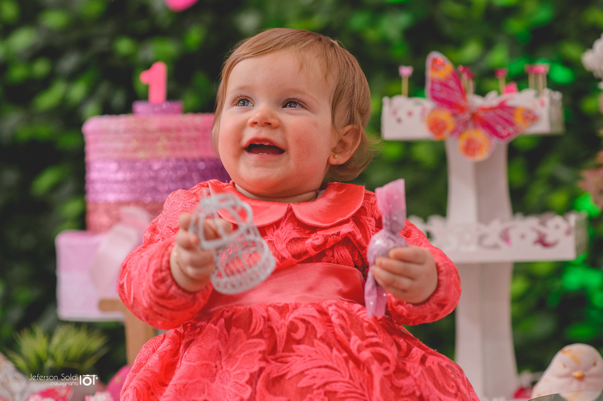Júlia brincando e sorrindo