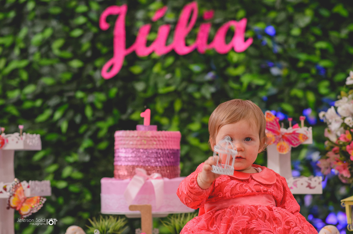 Júlia brincando com a decoração