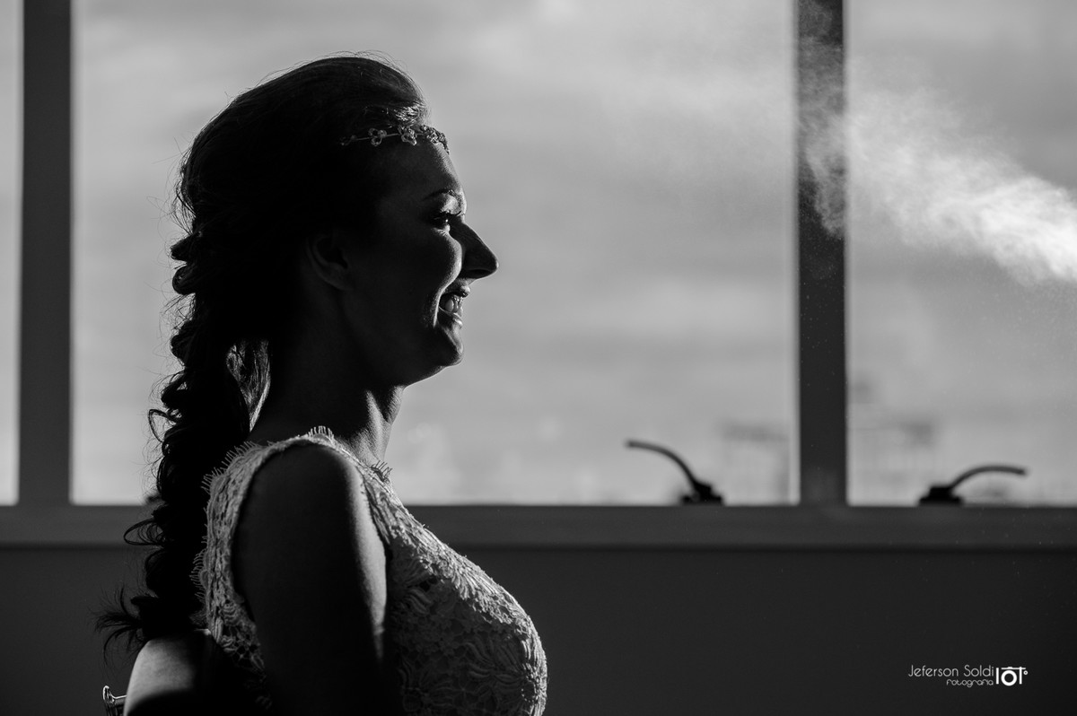 Noiva finalizando o cabelo.