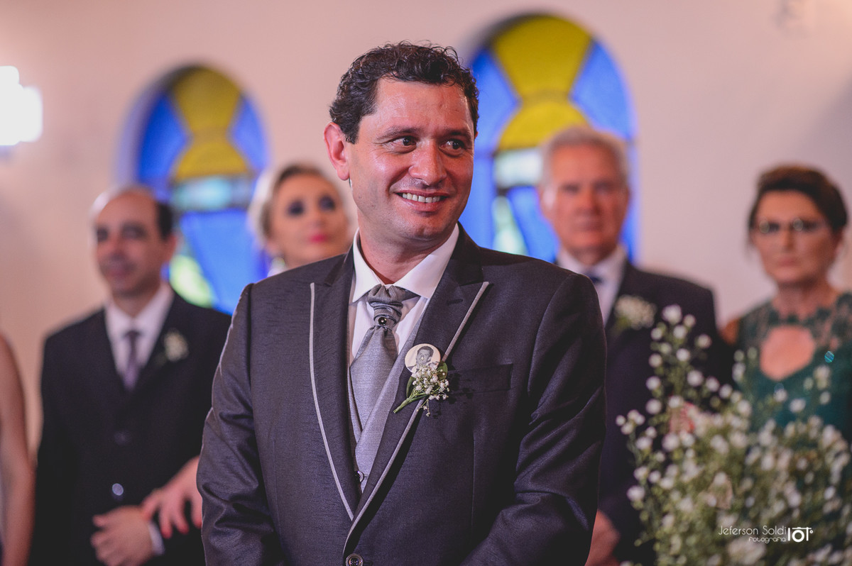 Noivo no altar aguardando a chegada da noiva.