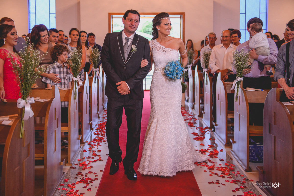 Noivos indo em direção ao altar.