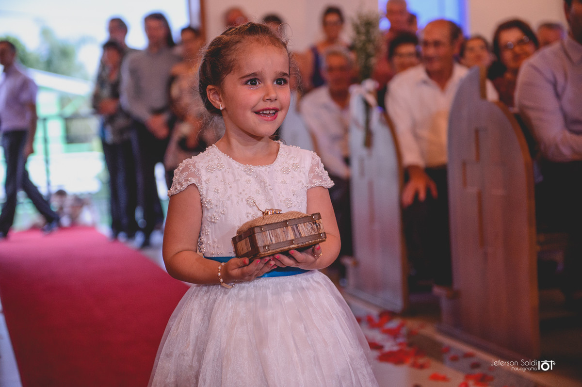 Daminha de honra, conduzindo as alianças ate o altar.