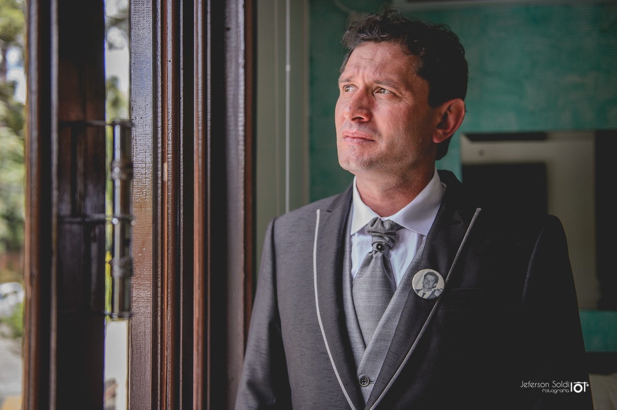 Noivo vestido para o casamento.