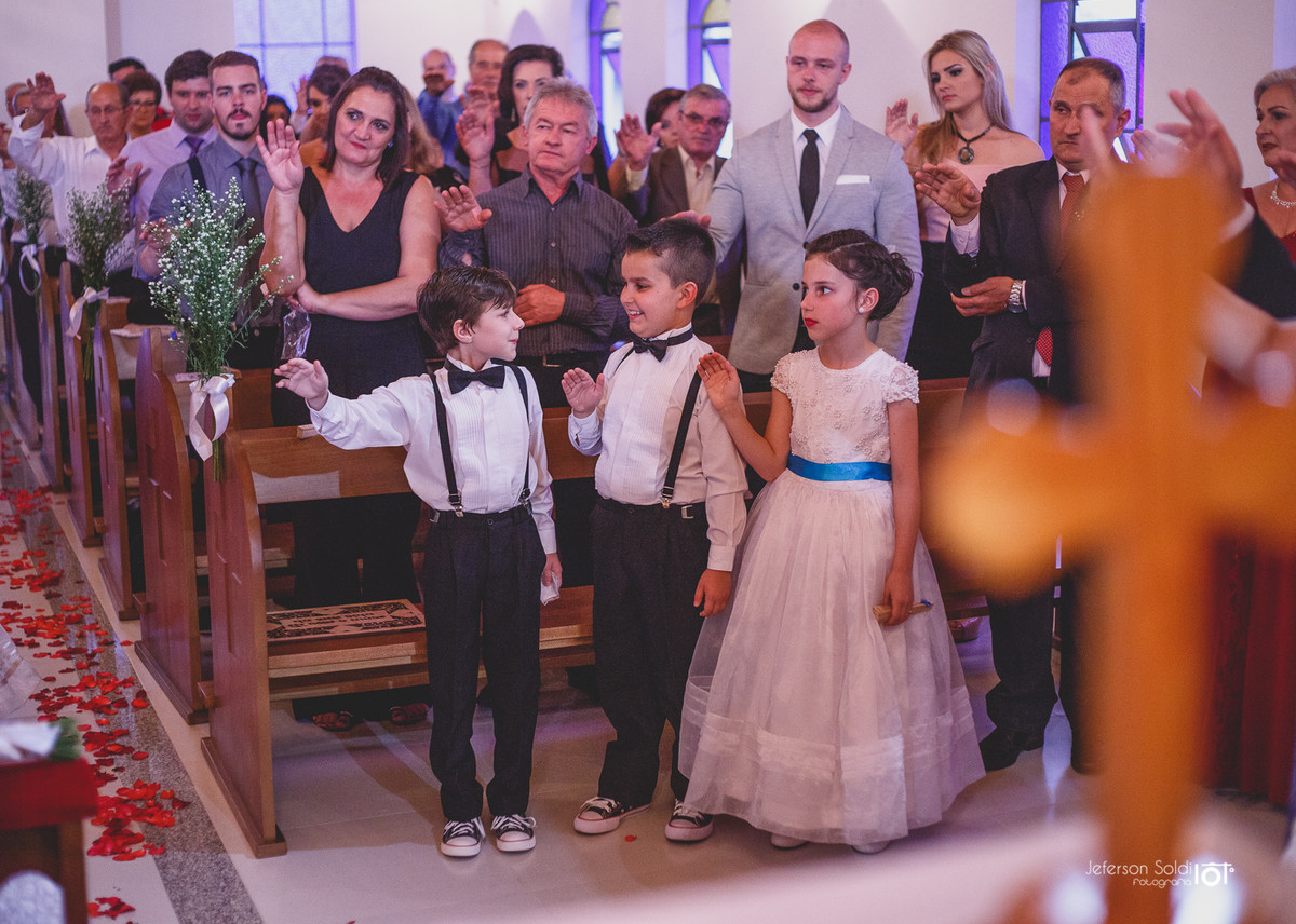 Pajens e dama de honra assistindo a cerimonia.