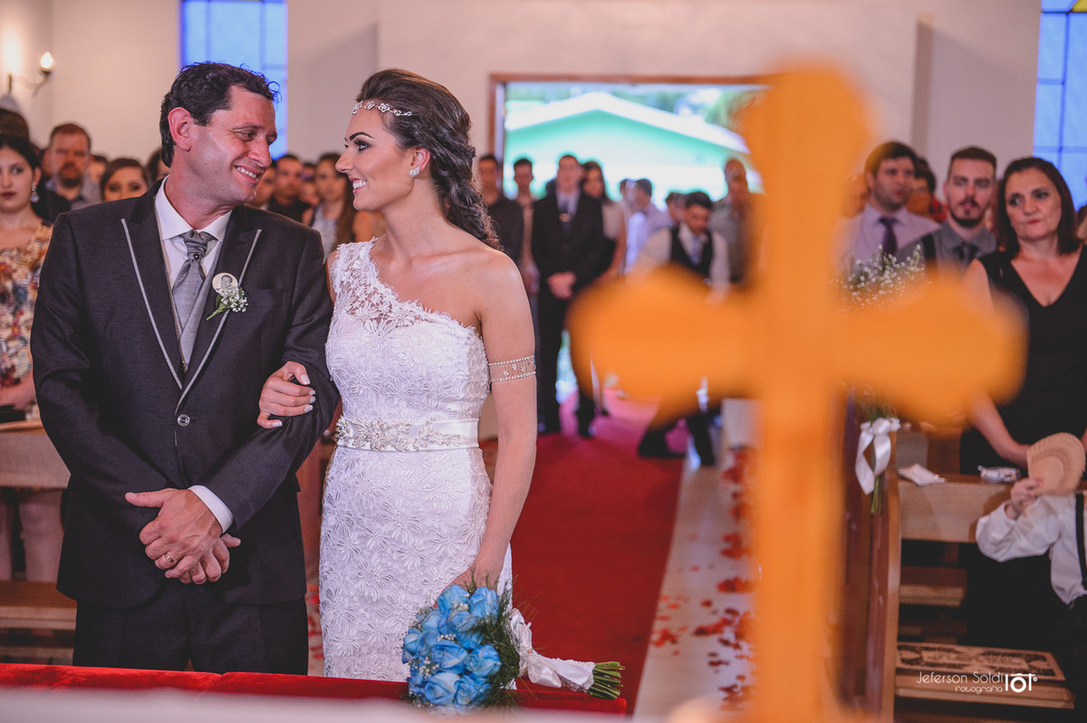 Noivos no alta se olhando.