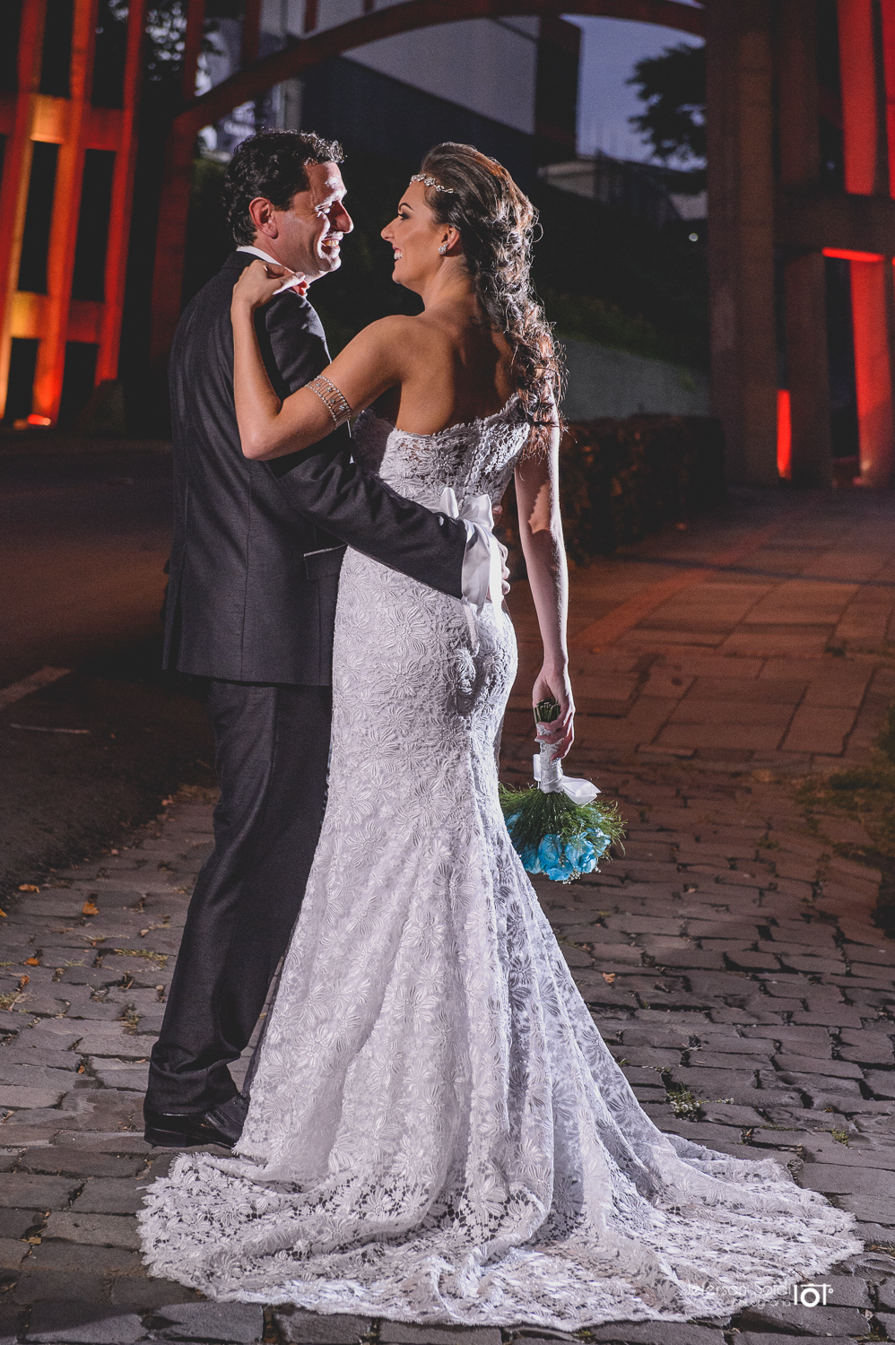 Casal sendo fotografados em frente a Pipa Pórtico.