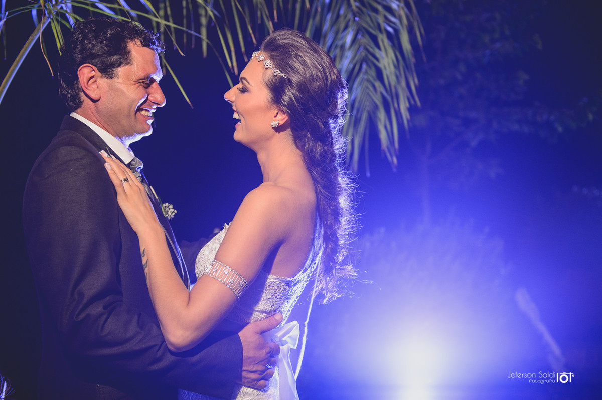 Casal se olhando e sorrindo em frente a Casa Borsoi.