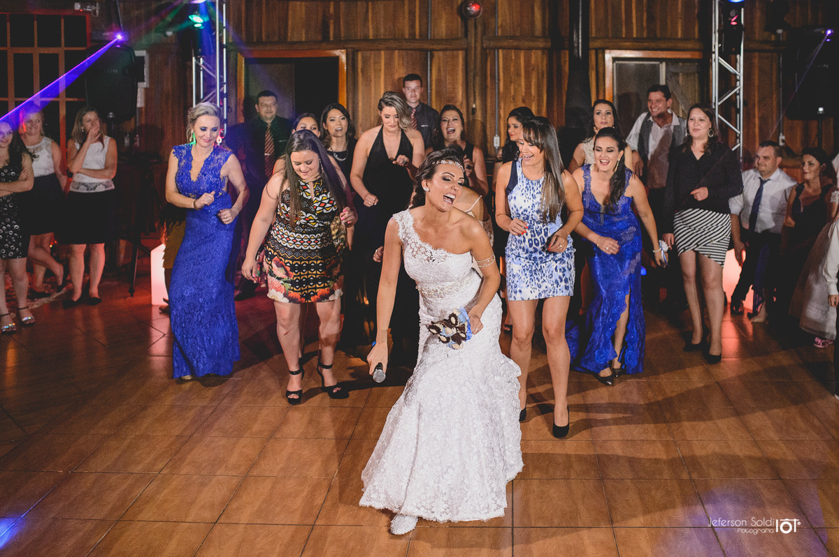 Noiva se preparando para jogar o bouquet.