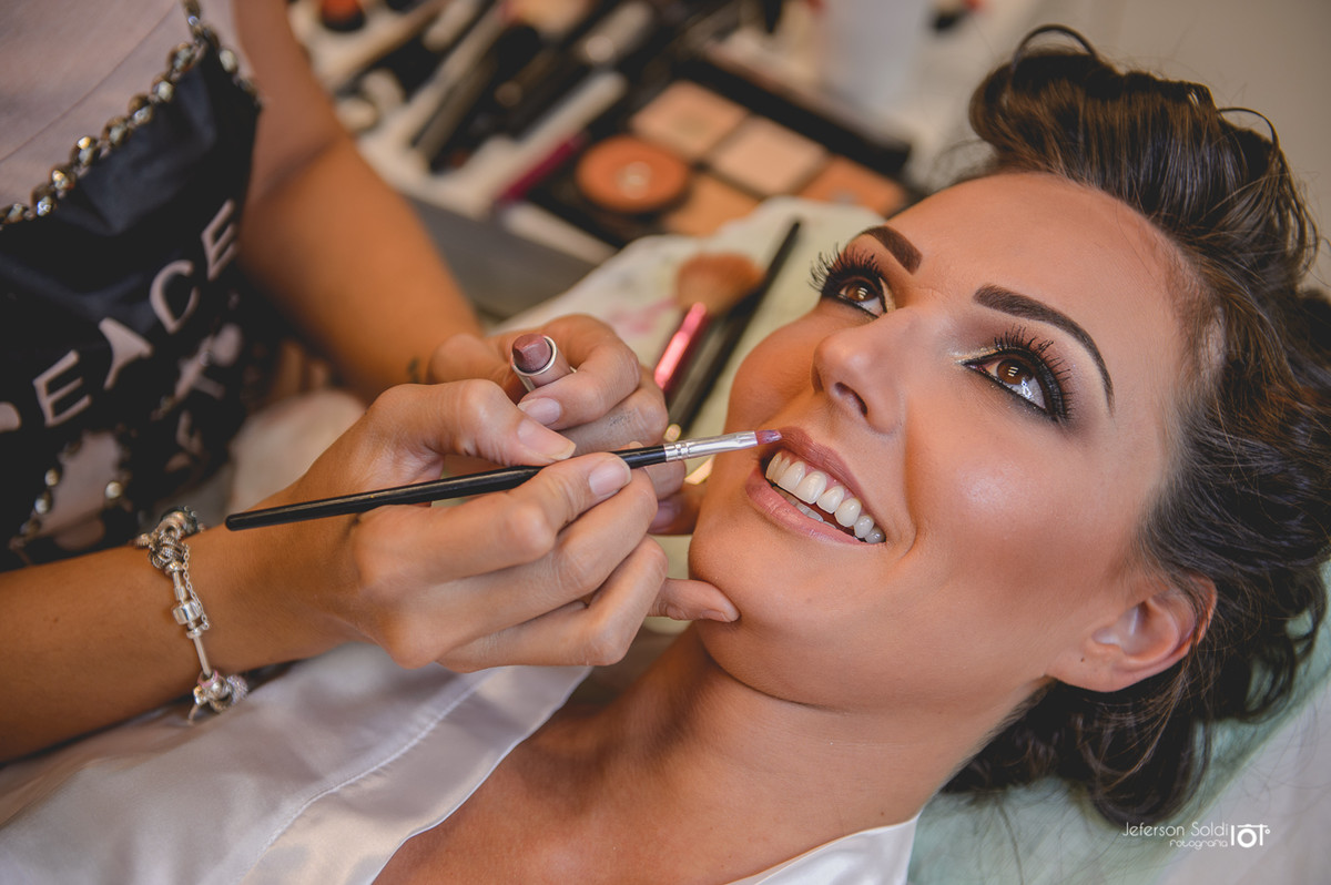 Noiva sendo maquiada.