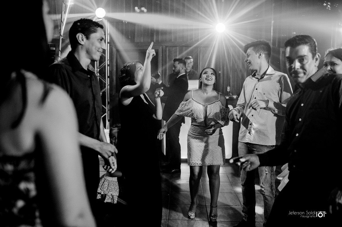 Convidados dançando.